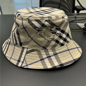 Burberry bucket hat in the color Lichen.